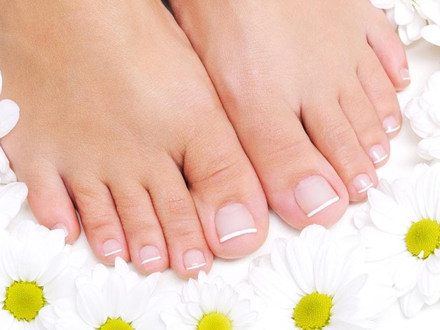 PEDICURA FRANCESA - cortar, limar y pintar