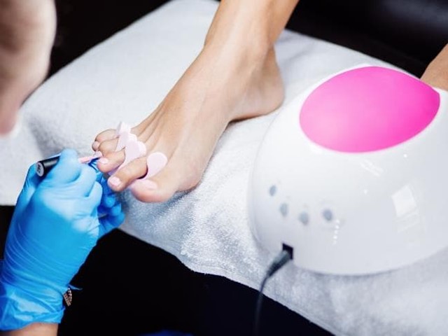 PEDICURA SEMIPERMANENTE - cortar, limar y pintar